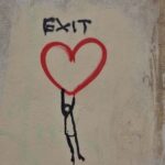 하트를 붙잡고 매달린 사람