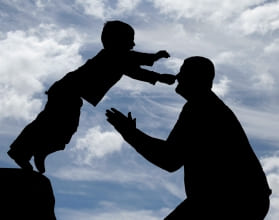 아이가 아빠에게 안기는 모습 (안전 기지)