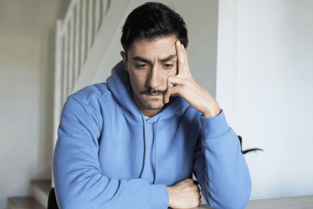 고민하는 모습의 남자