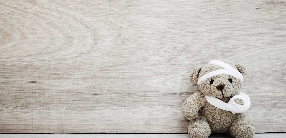 붕대 감은 곰돌이 (공포회피형 애착 묘사)